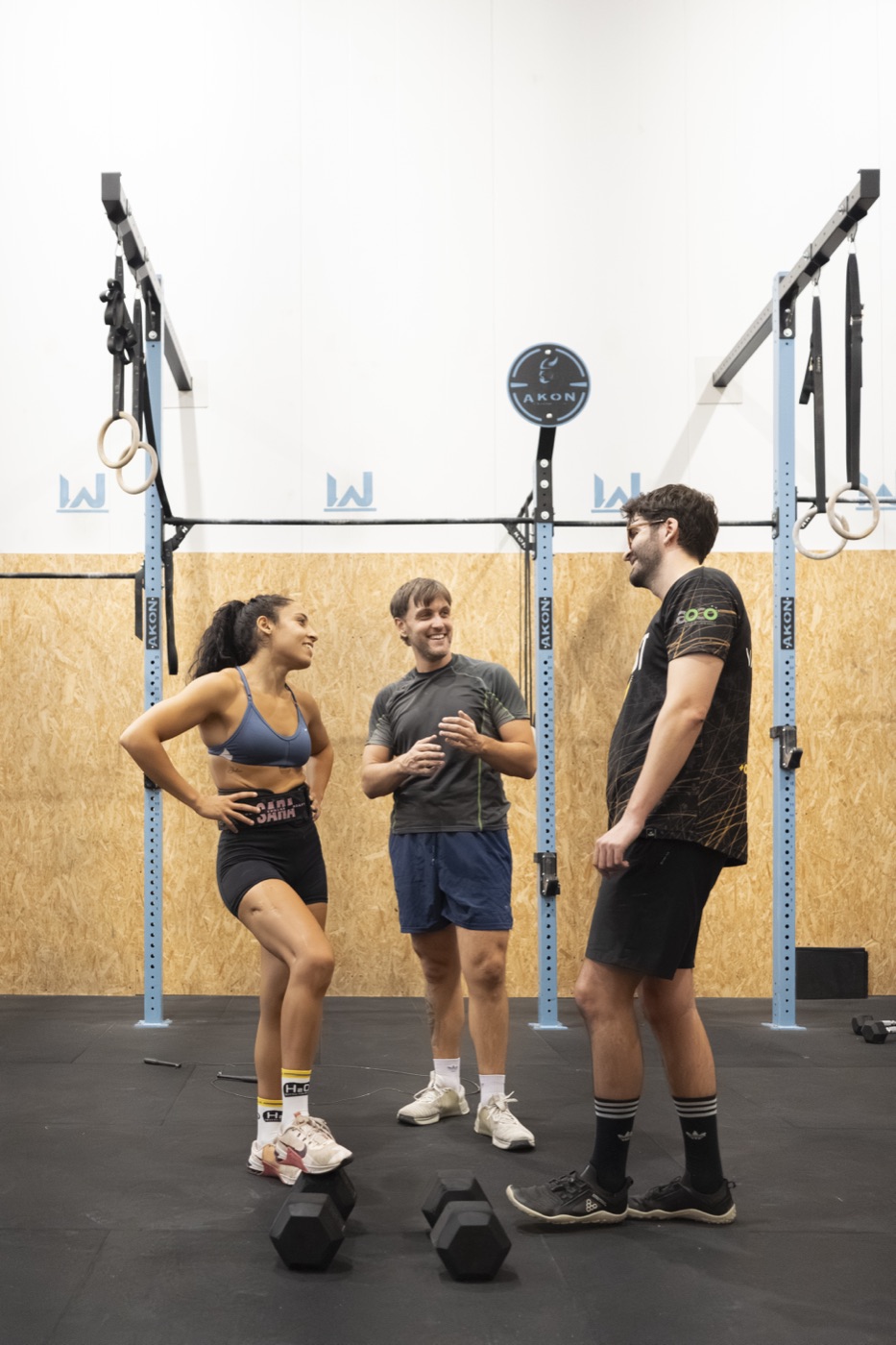 Tres miembros del equipo de Iron Will Box conversando junto al rack