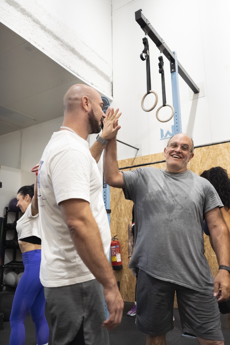 Coach y socio chocando los cinco tras una serie