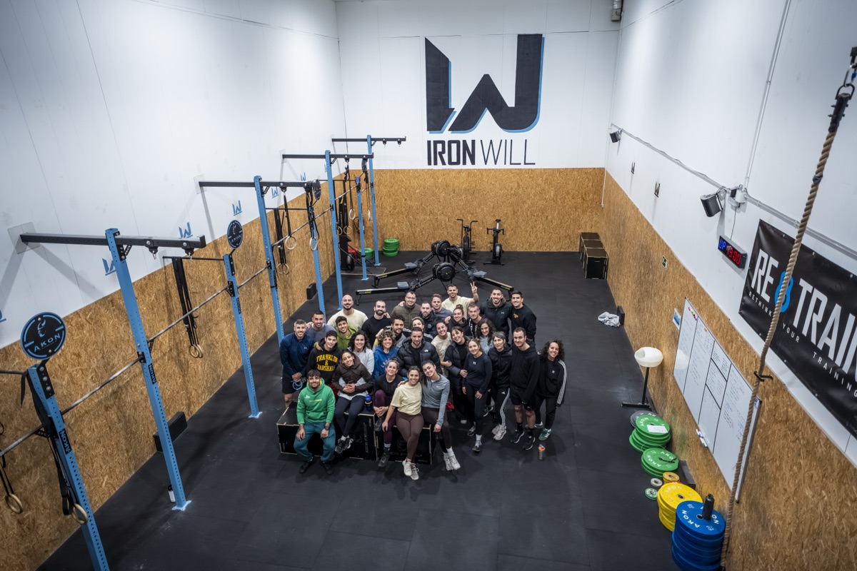 Foto de grupo de la comunidad de Iron Will Box bajo el logo